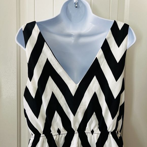 Everly Chevron Sleeveless Elastic Waist Black White Dress Large Lined Pockets - Picture 8 of 13
